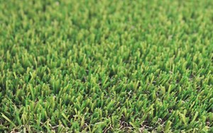 GRAMA ARTIFICIAL 30 MM PARA JARDINES Y BEISBOL